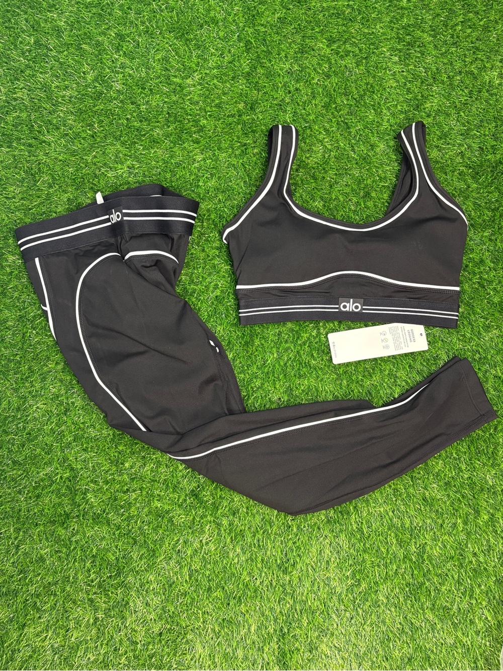 Alo Yoga Black 2-Piece Set Women’s medium Sports Bra & Leggings Activewear